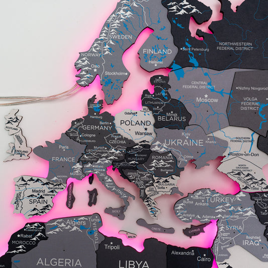 Lyst treverdenskart med baklys i stueinteriør